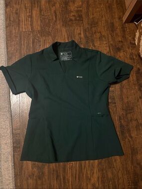 FIGS Women’s British Racing Green V-Neck Short Sleeve Scrub Top